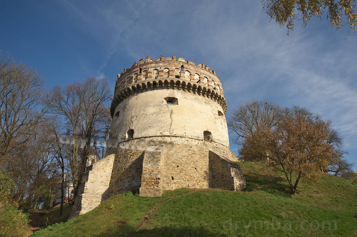 <p>Острозький замок (к.14 ст.). Кругла (Нова) вежа (кінець 16 ст.)</p><p>Стиль: ренесанс </p>
