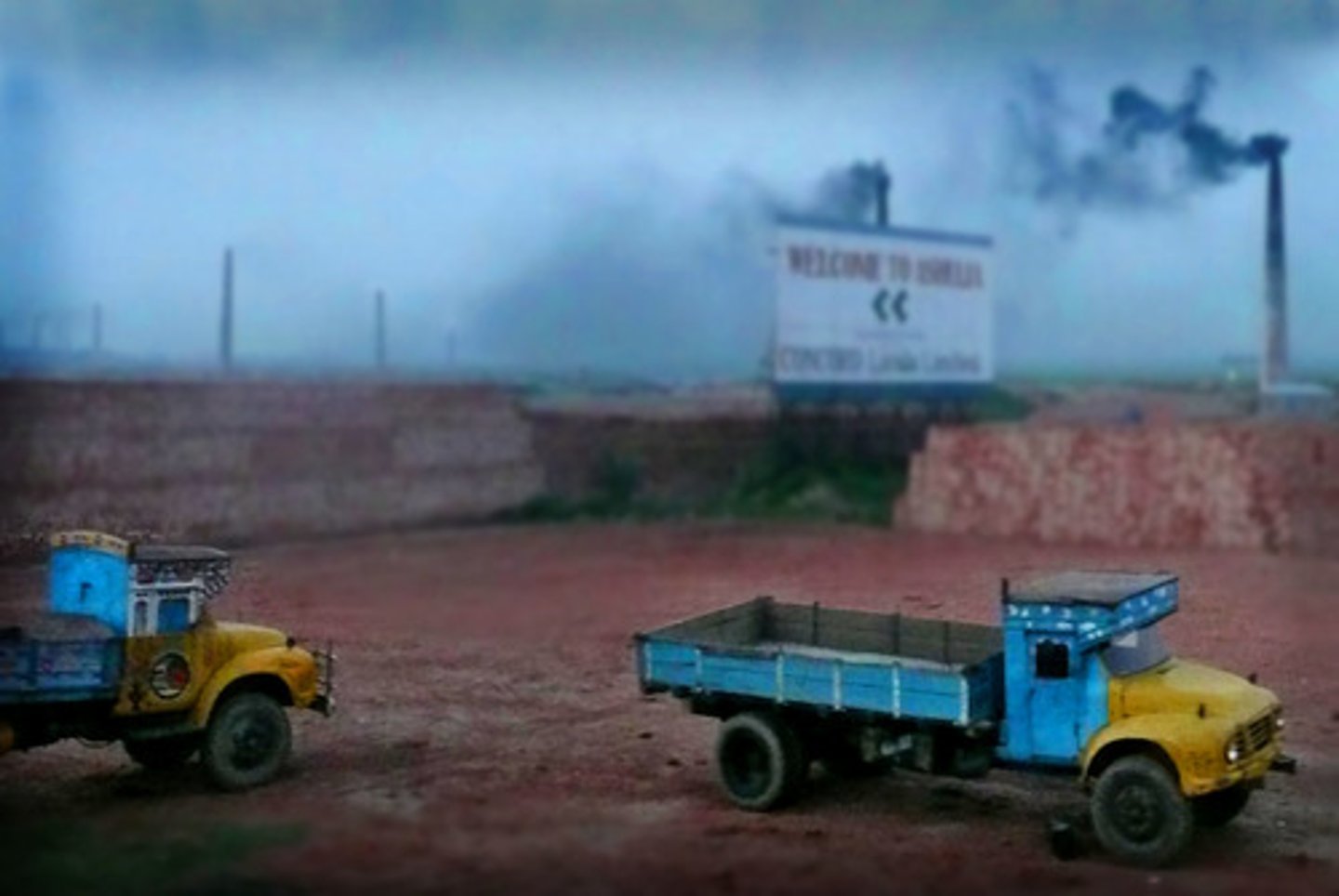 <p>to pollute</p>