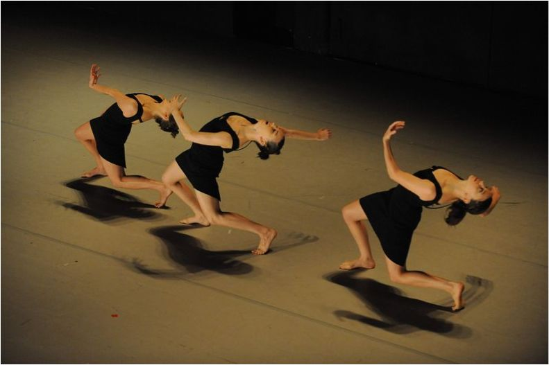 <p>CONTEMPORARY DANCE</p>