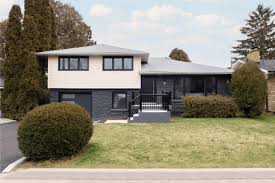 <p><span><span>A style of house in which the floor levels are staggered, typically having one section of the house about half a story above or below the other, connected by short flights of stairs.</span></span></p>