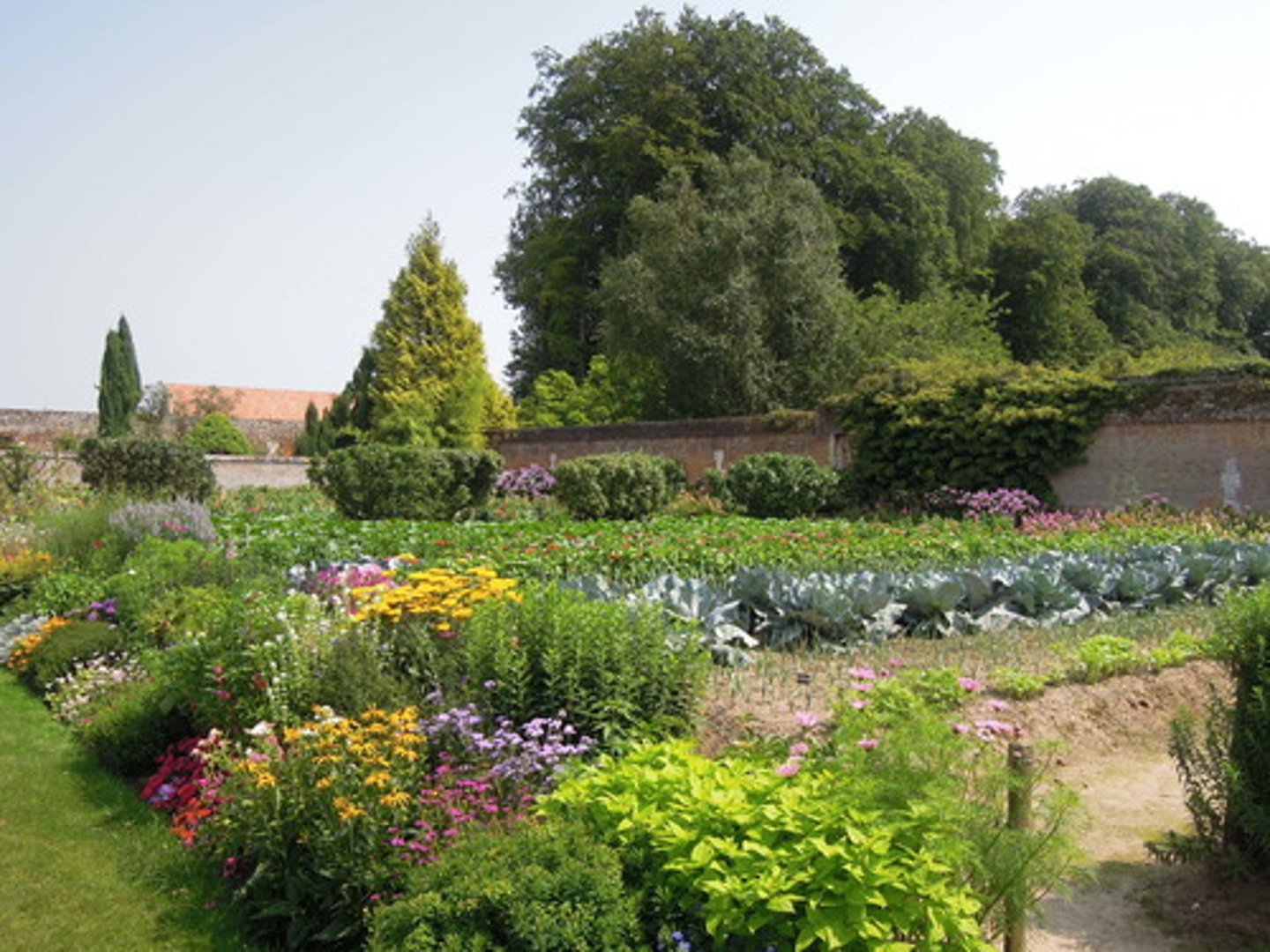 <p>hier kann man schöne Blumen sehen und spazieren</p>