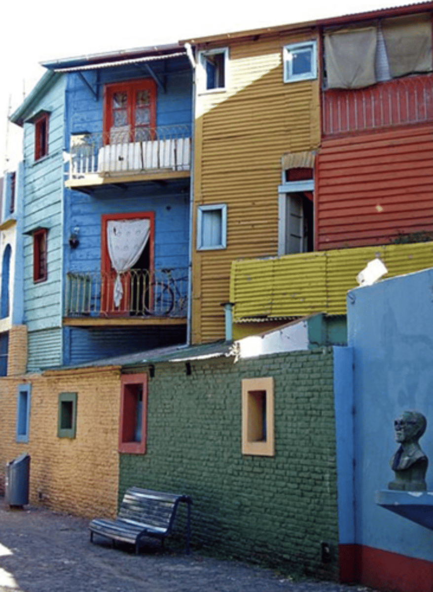 <p>edificios con muchos colores vivos en el barrio "La Boca" en Buenos Aires. En el pasado eran casas de huéspedes (boarding houses) para los inmigrantes pobres italianos del siglo 19.</p>
