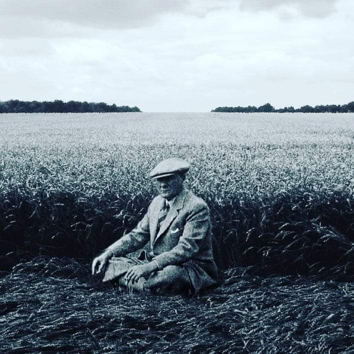 <p>Kalkındırılmaya çalışılan genç Türkiye ekonomisinde, devletin ana gelir kaynaklarından biri olan Aşar Vergisi’nin kaldırılması devletin aleyhine olarak görülebilse de, çiftçi kesimin kalkınması ve kendilerine yatırım yapabilmeleri ve böylece ülke ekonomisine uzun vadede pozitif etkisi olacağı için kaldırılmıştır. Çiftçinin sırtındaki vergi yükünün kaldırılmasıyla Türkiye ekonomisi tarımsal anlamda büyüme göstermiştir. <br><br>Aynı zamanda kırsallarda küçük ve orta ölçekli çiftçilerin ağaları bulunmaktaydı, bir bakıma feodal düzen vardı. Bazı bölgelerde de aşar vergisini bu güç sahipleri toplamaktaydı ve böylece çiftiçiler üzerinde nüfuz sahibi olabiliyorlardı. Aşar vergisi kaldırılınca küçük ve orta ölçekli çiftçilerin daha bağımısız ve güçlü olduklarını görmekteyiz.<br><br>Ülkenin büyük bir kısmı çiftçilerden ve köylülerden oluşmakta, ekonominin bel kemiğini oluşturmaktalardı. Sanayileşmeye giden yoldaki gerekli olan sermayenin gelir kapısının da tarım olduğunu söyleyebiliriz.<br><br>Tarım, 1923-1926 yılları arasında yüzde 87 büyümüş, 1923-1929 arasında her yıl yaklaşık yüzde 10 büyümüştür. </p>