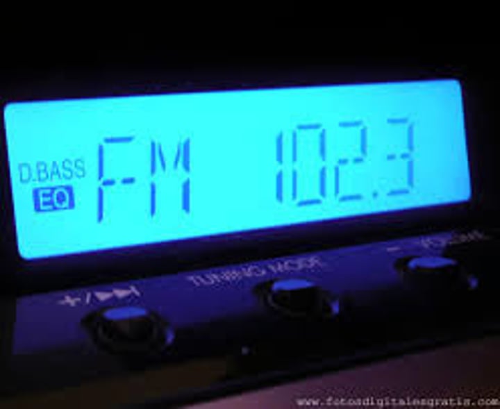 <p>radio (set)</p>