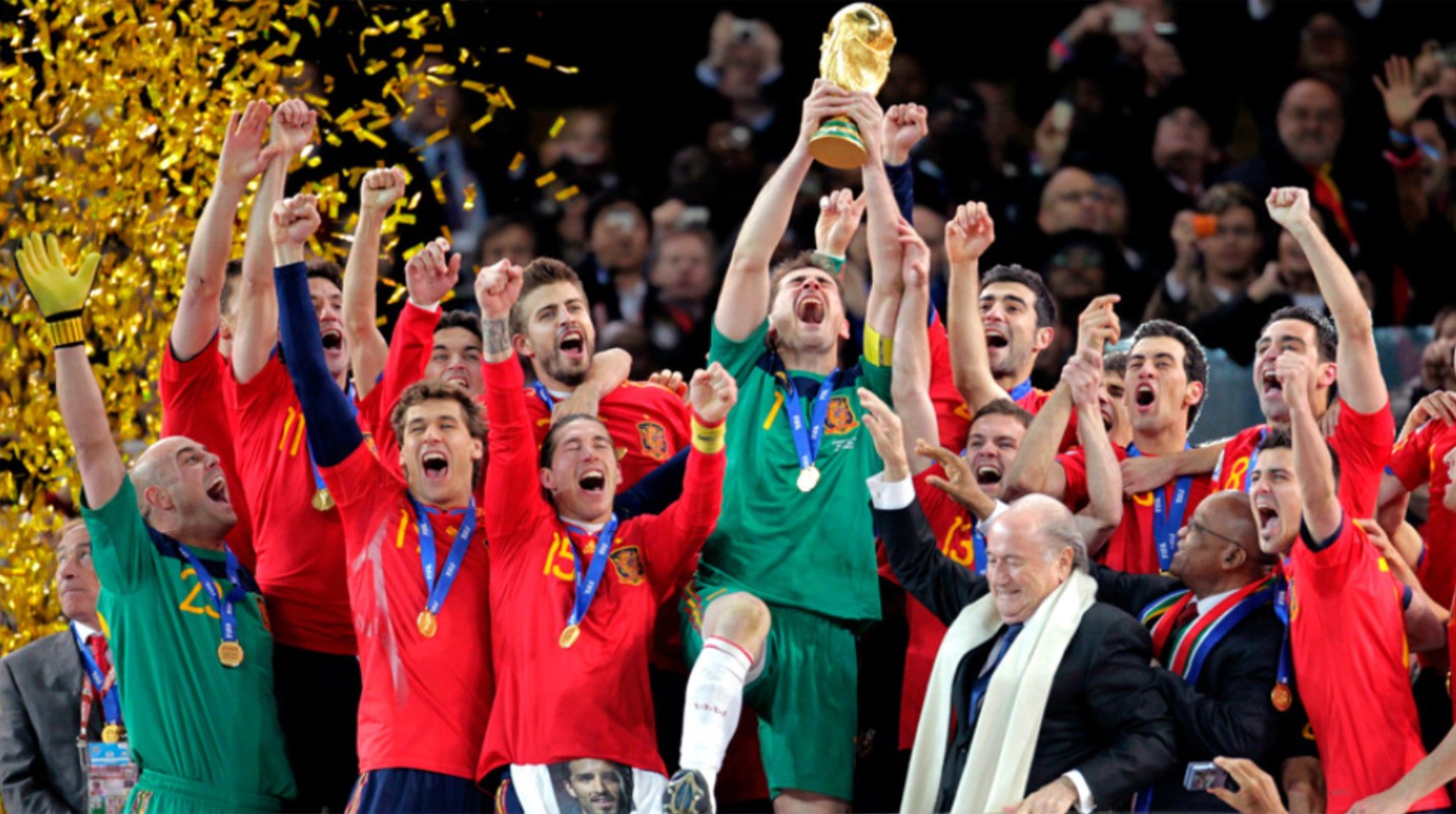<p>(n) nhà vô địch<br />
She is the world champion.<br />
(Cô ấy là nhà vô địch thế giới)</p>