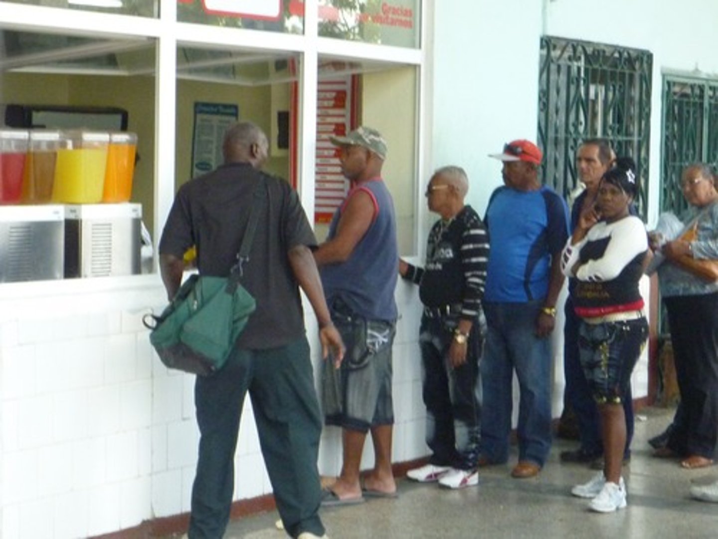 <p>to wait in line</p>
