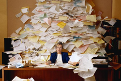Ça ne va pas. Elle est ______ de problèmes au travail!
