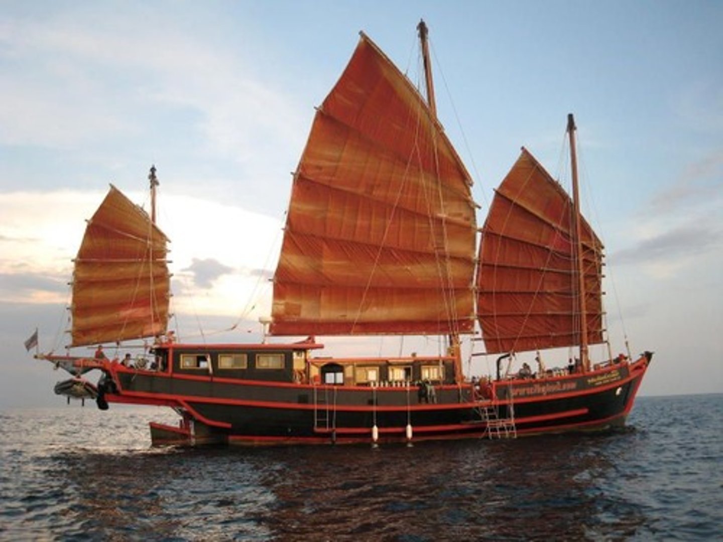 <p>A very large flat-bottom sailing ship produced in China specially designed for long-distance commercial travel.</p>