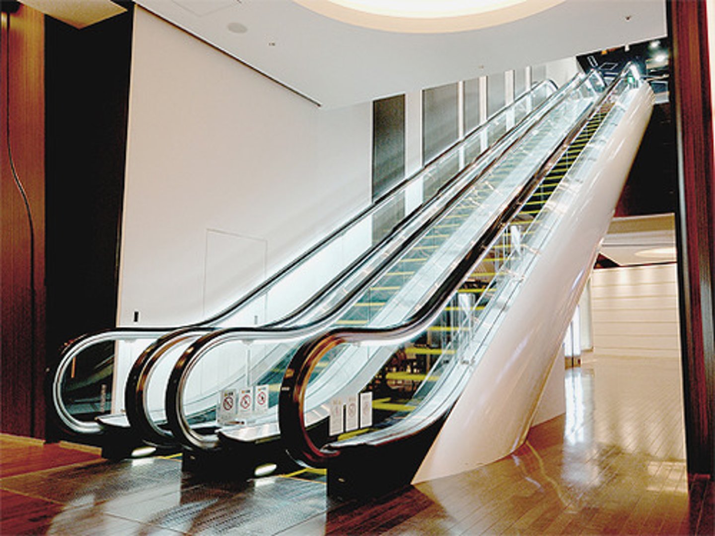 <p>thang cuốn (escalator)</p>