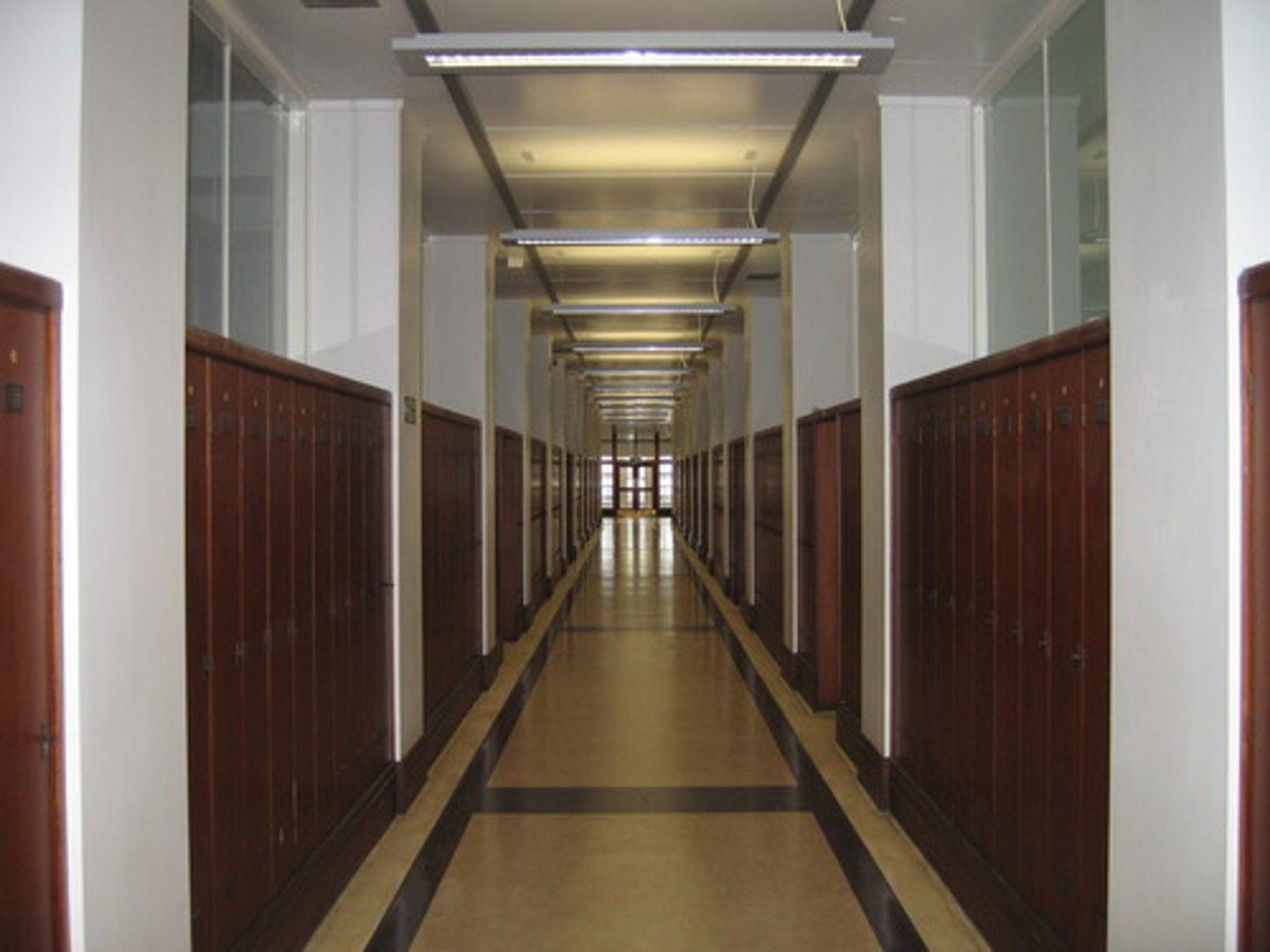 <p>n /ˈkɔːrɪdɔːr/ hành lang hallway, passage Students walked quietly in the corridor. (Học sinh đi bộ lặng lẽ trong hành lang.)</p>