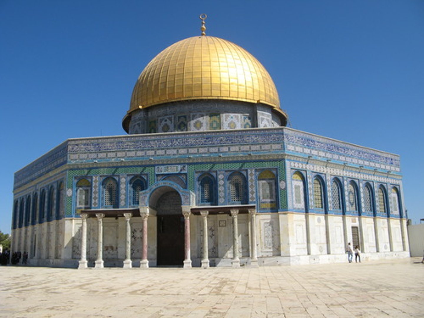 <p>the architecture of the Muslim people; characterized by the development of the mosque as a distinct building type, domes and tunnel vaults of brick and stone, round and horseshoe arches, and rich surface decorations incorporating calligraphy and floral motifs in a geometric framework because of the ban on human and animal representations; also called</p><p>"Saracenic architecture"</p>