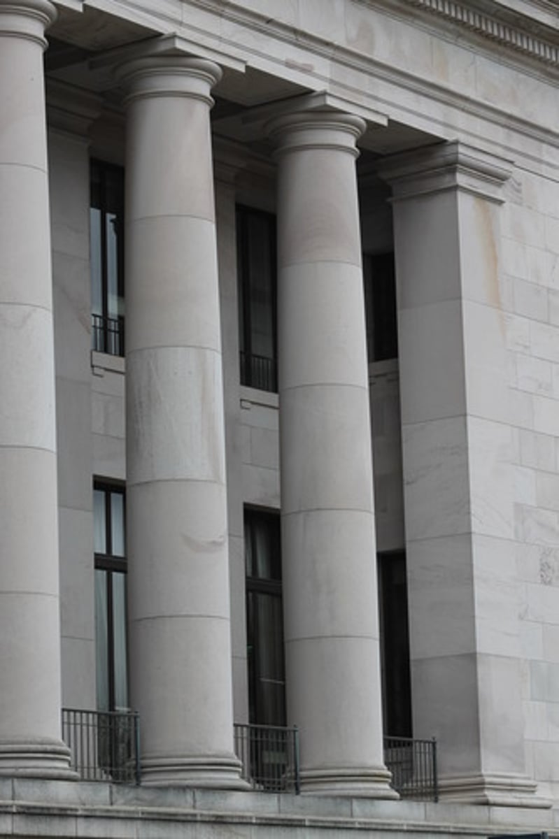 <p>Columns that have a completely smooth length and simple capitals.</p>