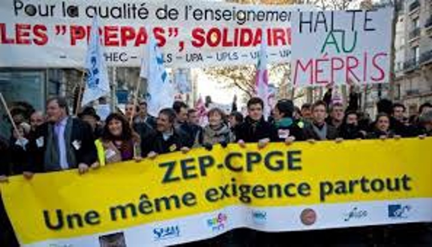 <p>to go on strike</p>