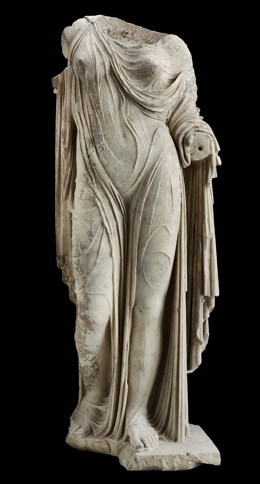 <p>Usually on women sculptures, drapery clinging to the body looking “wet”</p>