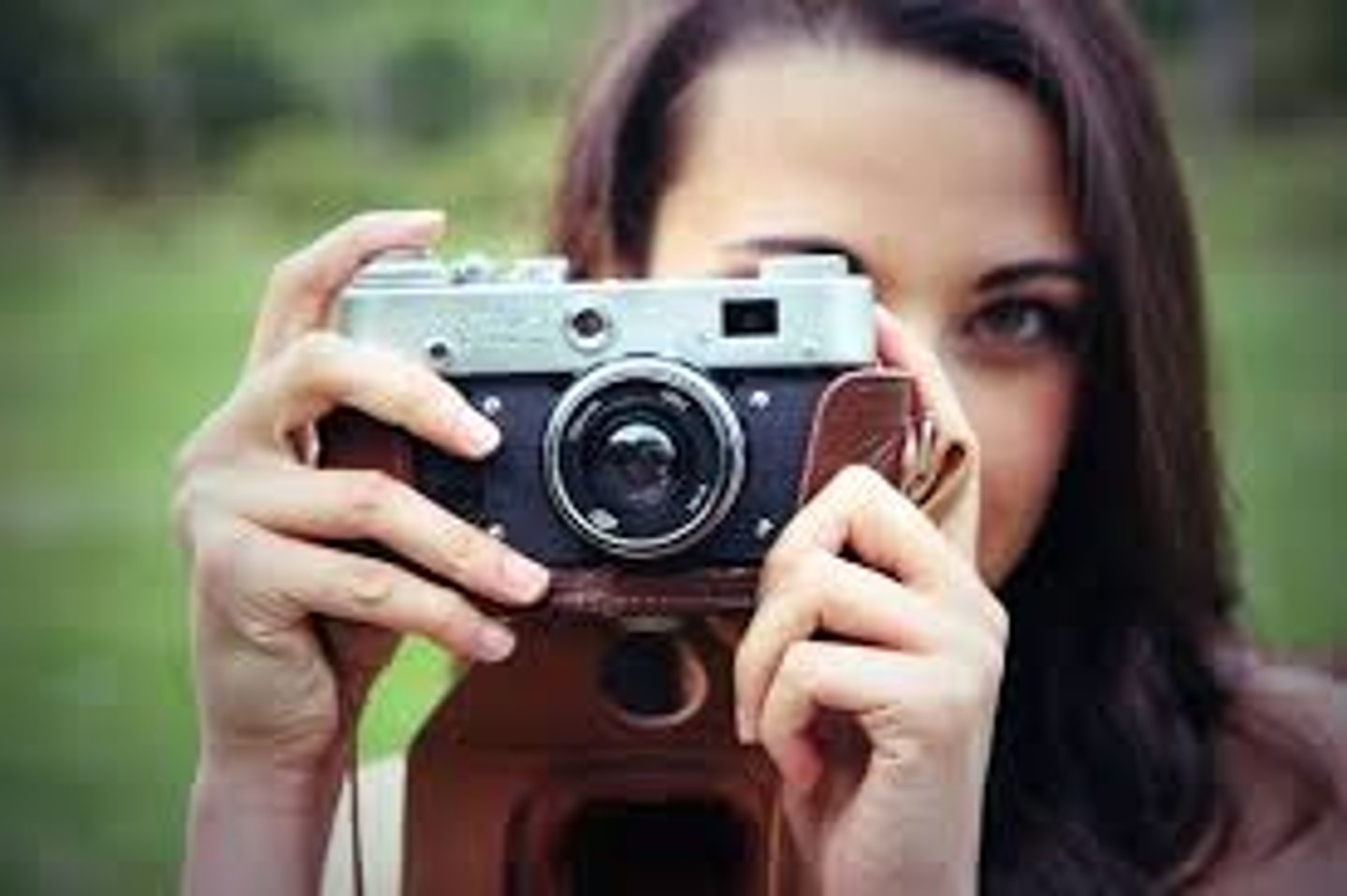 <p>to take (a photo)</p>