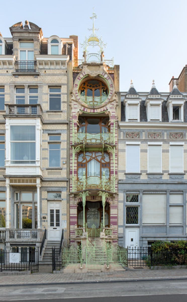 <p>1878-1919 : Stagiair van Horta die een uitbundige en flamboyante art-nouveaustijl ontwikkelde. Bekend om fantasierijke ontwerpen in polychrome baksteen, zoals Maison Saint-Cyr in Brussel en de "Vier Seizoenen" in Wijk Zurenborg (Antwerpen).</p>
