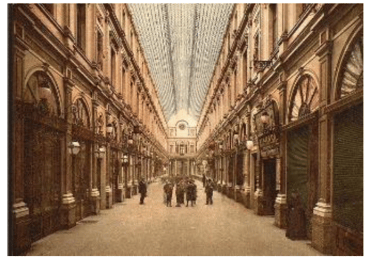 <p>1811-1880 : Belgische architect die die inspeelde op de noden van de opkomende burgerij door nieuwe typologieën, zoals overdekte winkelgalerijen in neorenaissance-stijl, te introduceren. Een bekend voorbeeld van zijn werk zijn de Koninklijke Sint-Hubertusgalerijen in Brussel (1845-1847).</p>