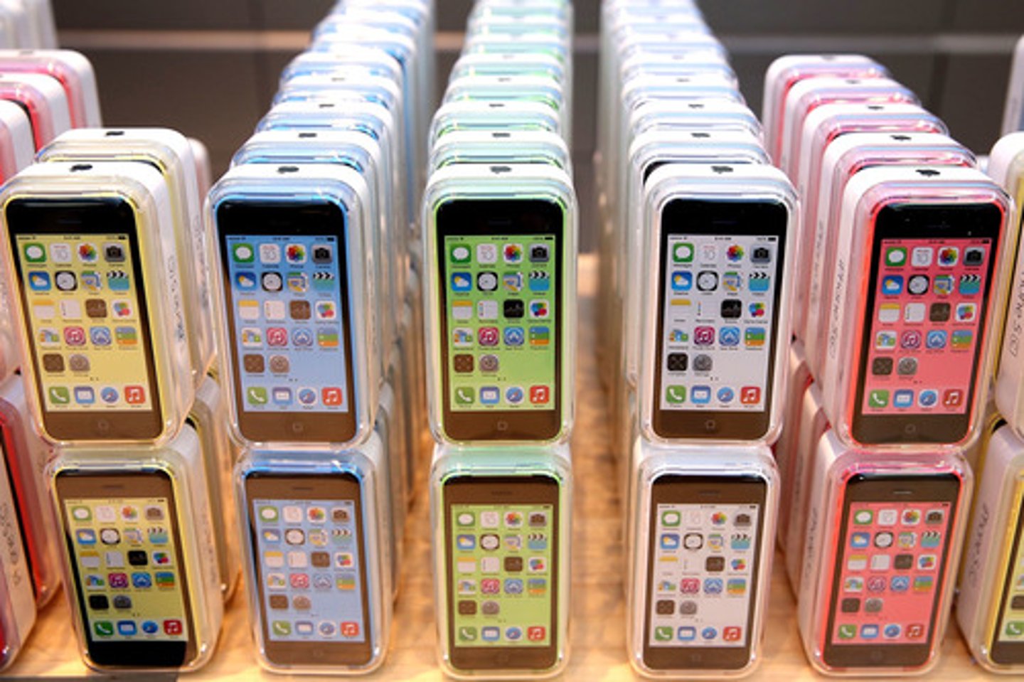 <p>/juːˈbɪk.wə.t̬əs/ (adj): Có mặt ở khắp mọi nơi. [Syn: Everywhere, pervasive] [Collo: Ubiquitous presence] [Ex: Smartphones have become ubiquitous.]</p>