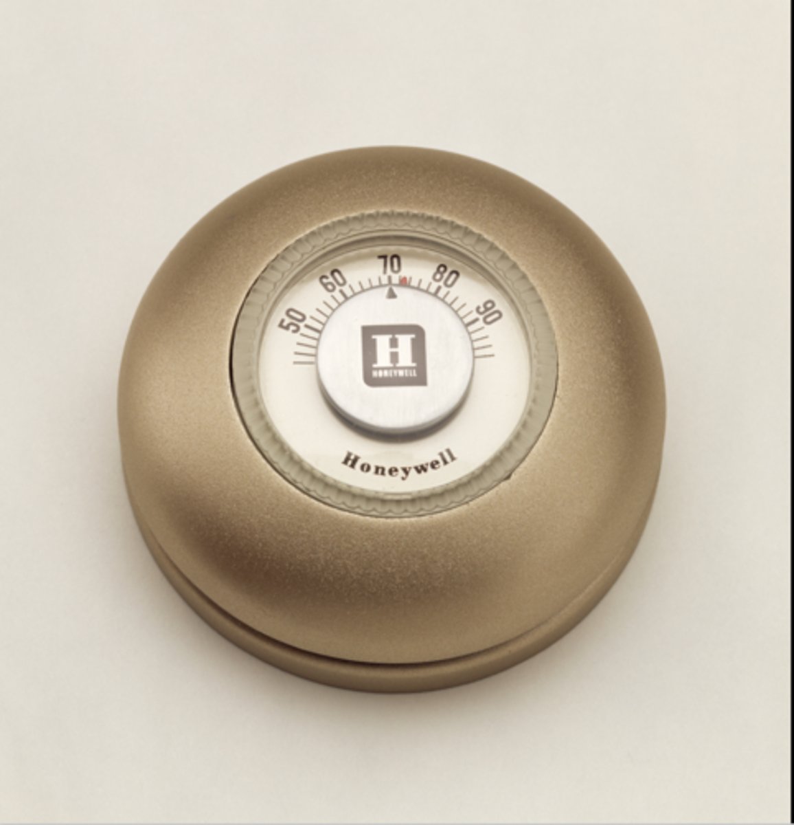 <p>easy to make<br>round form helped it to appeared level- hard to install straight<br>only rectangle thermostats were available, and often were not level<br>recognizable<br>could be removed and painted to match wall color<br>first thermostat to be able to adapt to the home's interior design<br>fast-selling</p>
