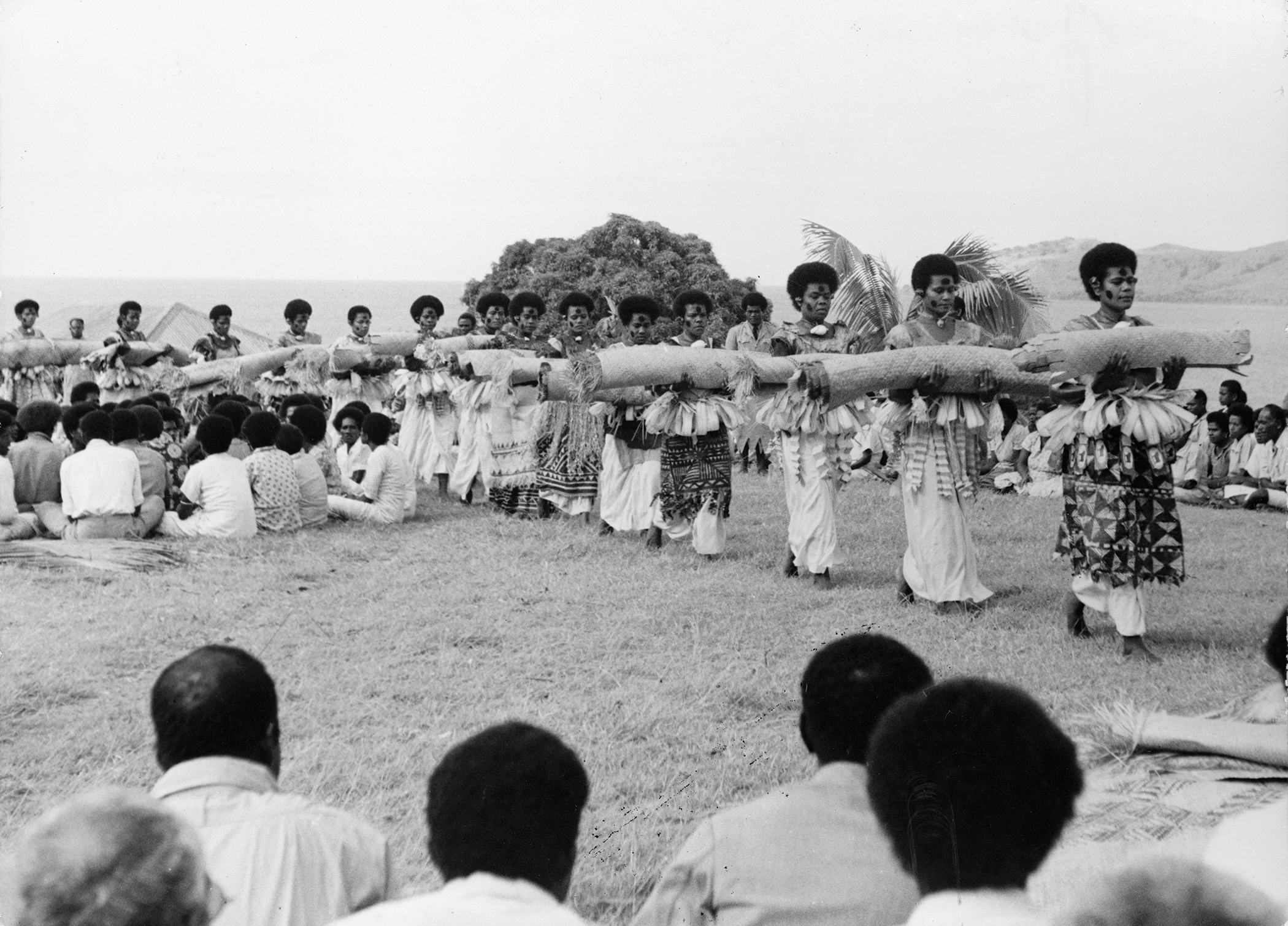 <p>In the photograph shown, the presentation of mats commemorates</p><p><strong>A </strong>the independent political status of the Polynesian islands</p><p><strong>B </strong>a ceremonial encounter with a reigning monarch</p><p><strong>C </strong>Polynesia’s debt to artistic traditions of imperial Britain</p><p><strong>D </strong>the epic history of Polynesian migration</p>