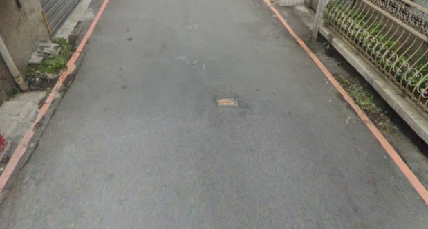 <p>Red outer lines</p>