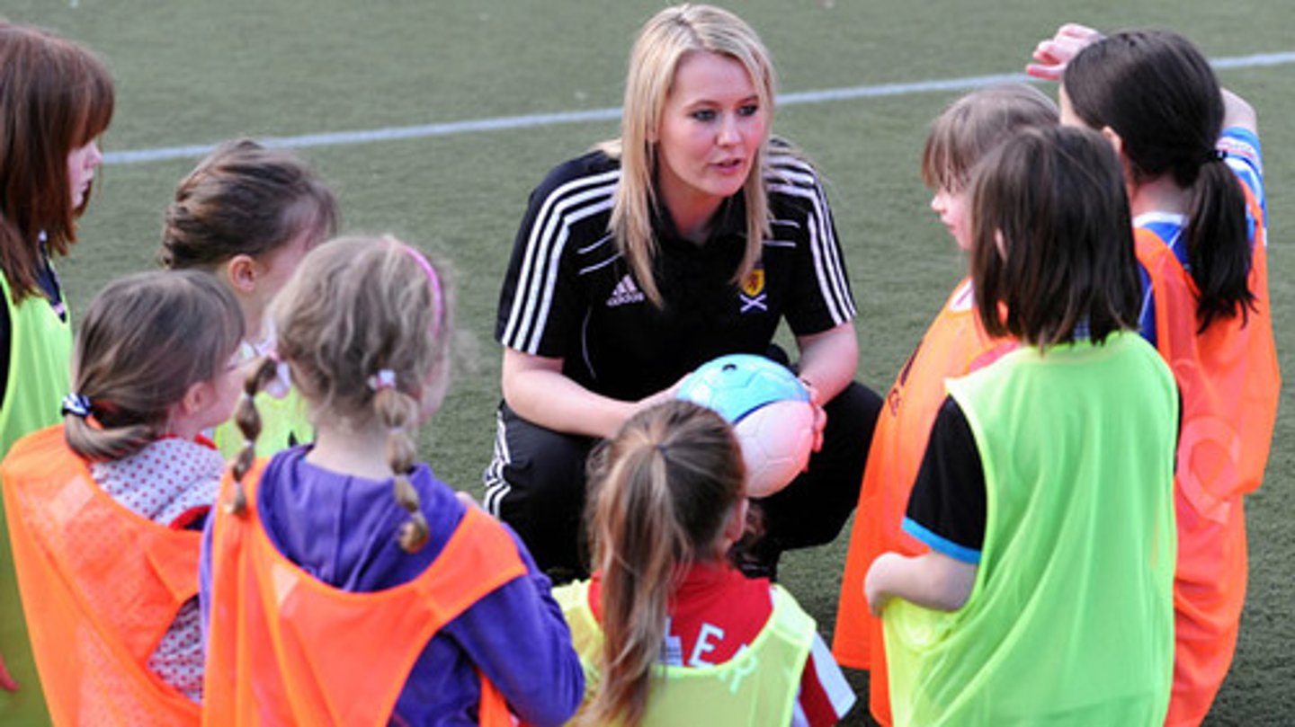<p>coach, trainer</p>