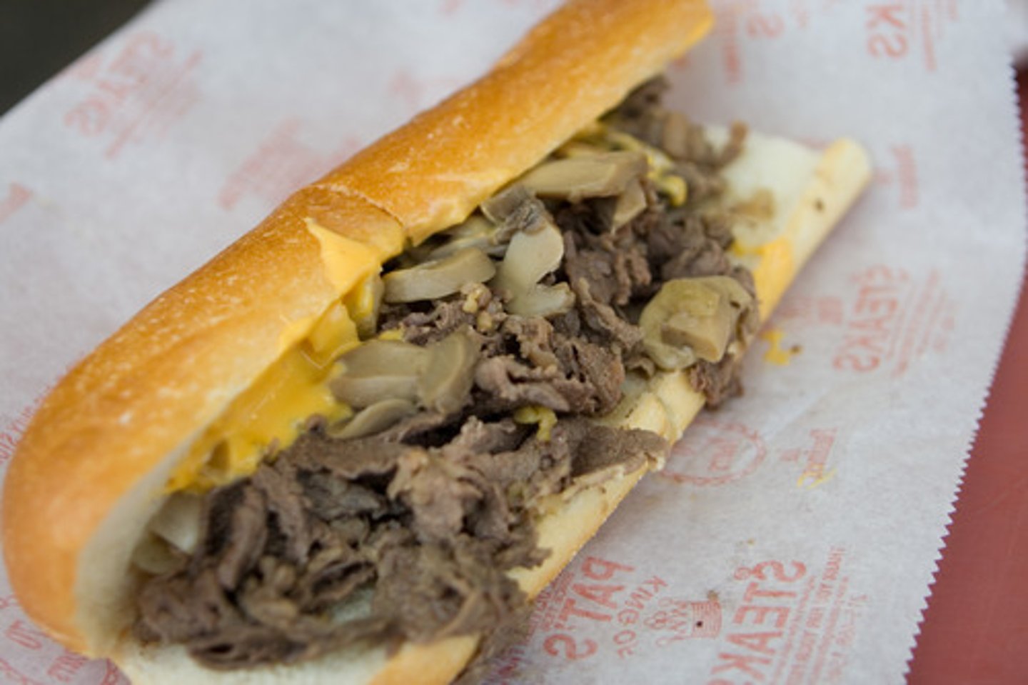 <p>(n): bánh mì kẹp bò bít tết và phô mai</p>