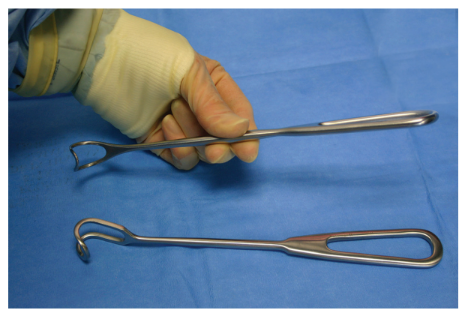 <p>Nickname: Green</p><p>Use: Atraumatic retraction of delicate tissue- ENT, General, thyroid surgery</p><p>Features: Stirrup-like open loop tip, looks like the “G” in green</p>