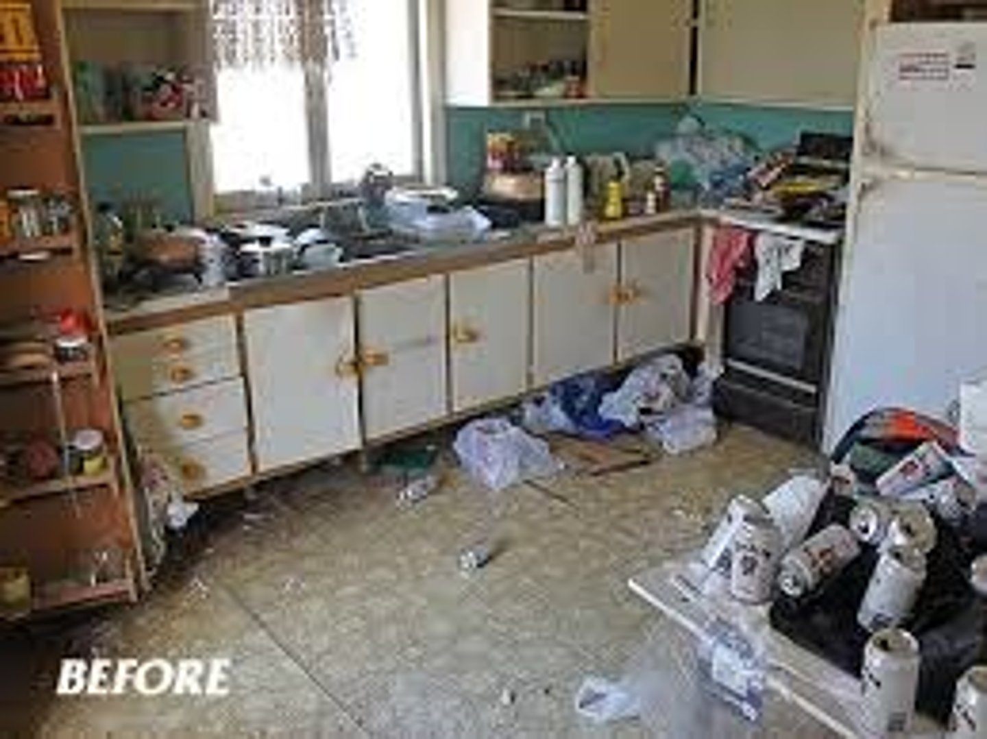 <p>(of places) filth, dirt: bẩn thỉu, tồi tàn</p><p>ex: It was a dirty, damp, smelly flat - the usual student squalor.</p>