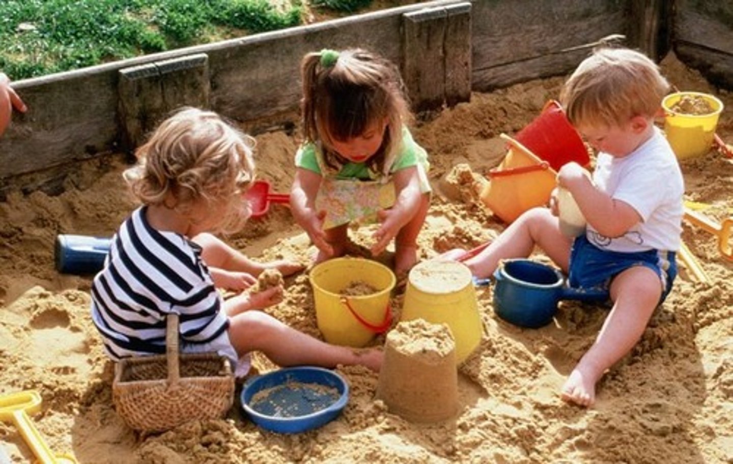 <p>to play in the sand</p>