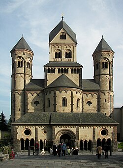 <p>the architectural style in Europe characterized by massive and heavy construction, with few windows</p>