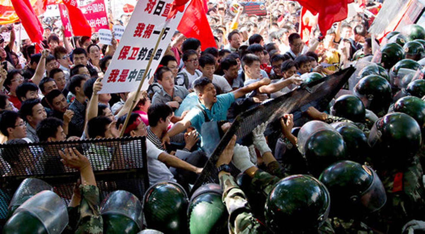 <p>adj hỗn loạn They lived in tumultuous times. = turbulent, confused</p>