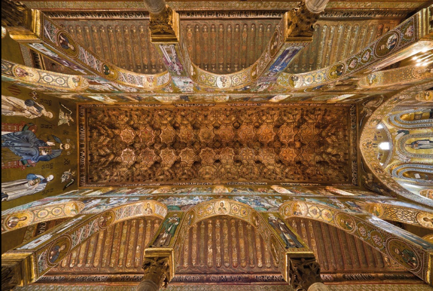 <p>describe the ceiling of the Capella Palatina and its significance</p>