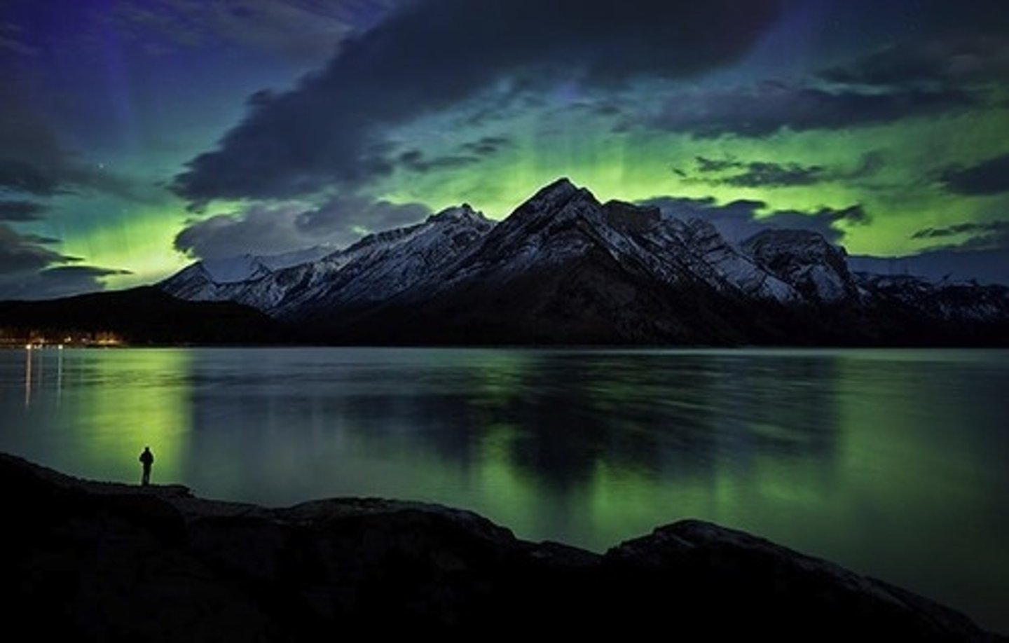 <p>extremely impressive or beautiful : ngoạn mục / đẹp đến nghẹt thở</p>