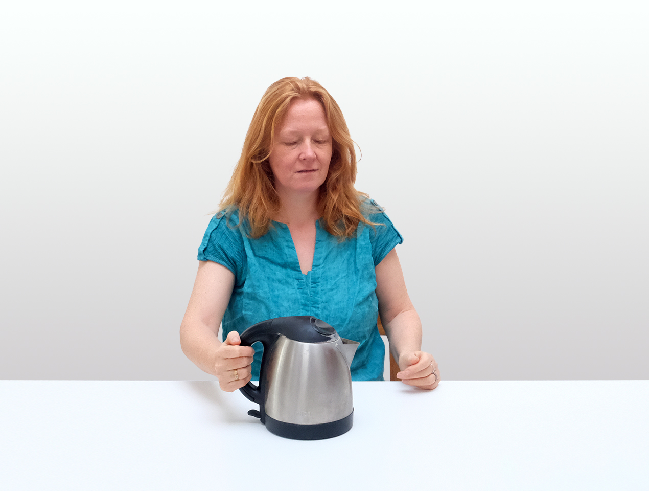 <p>Sanne <strong><mark data-color="yellow">boils</mark></strong><mark data-color="yellow"> </mark>the water.</p><hr><p>Lit : Sanne cooks the water.</p>
