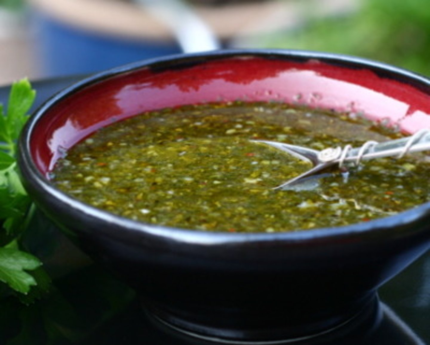 <p>Salsa hecha a base de ajos, perejil (parsley), ají picante, sal y vinagre, que se emplea para aderezar (season) la carne y las empanadas.</p>