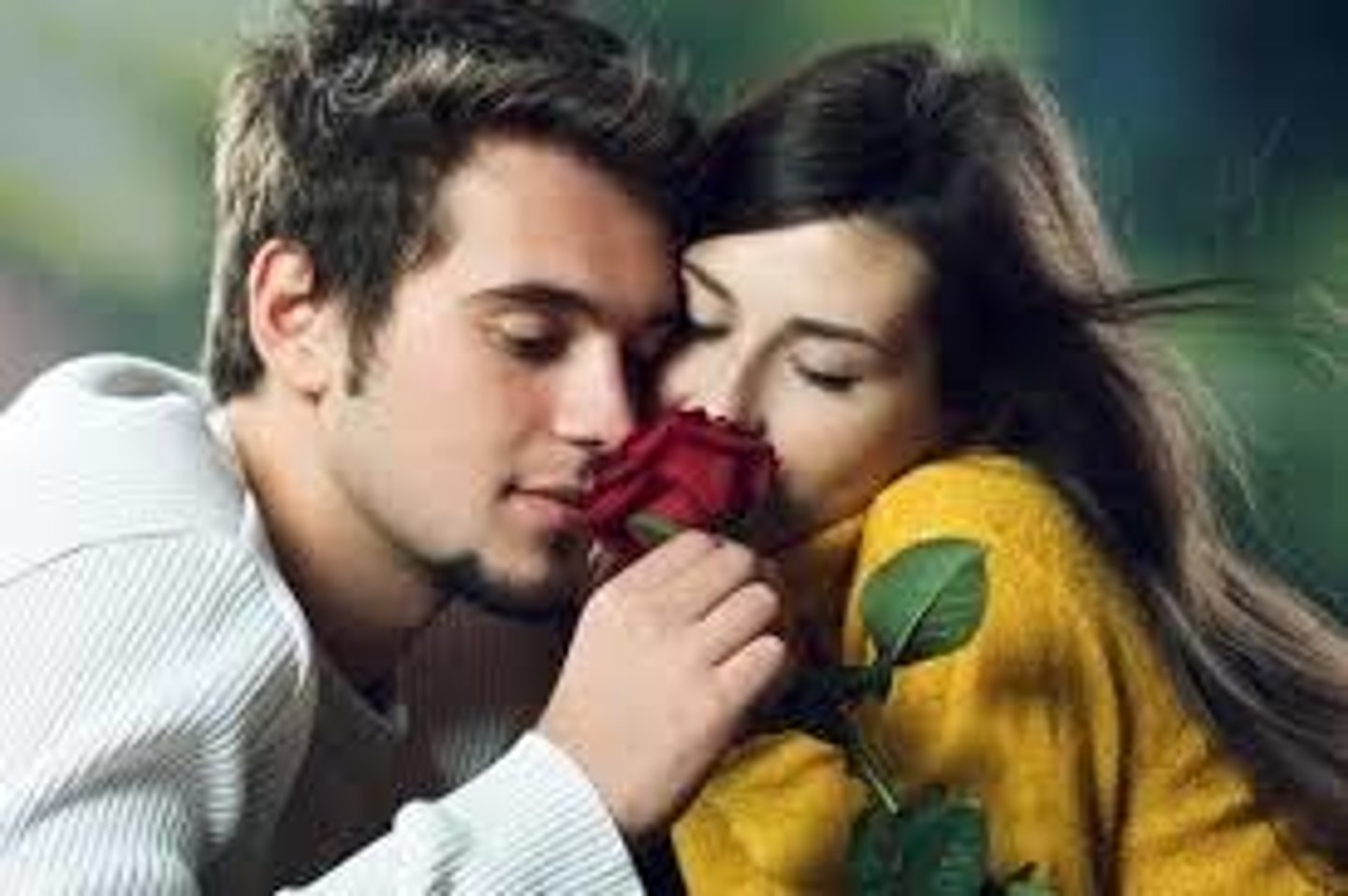 <p>to be very attracted to someone and begin to love them</p>