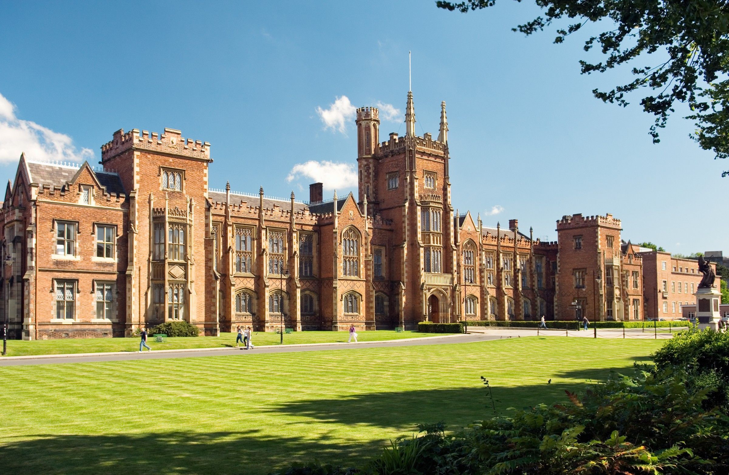 <p><strong>university</strong></p><p>/juːnɪˈvɜː(r)səti/ Noun</p>