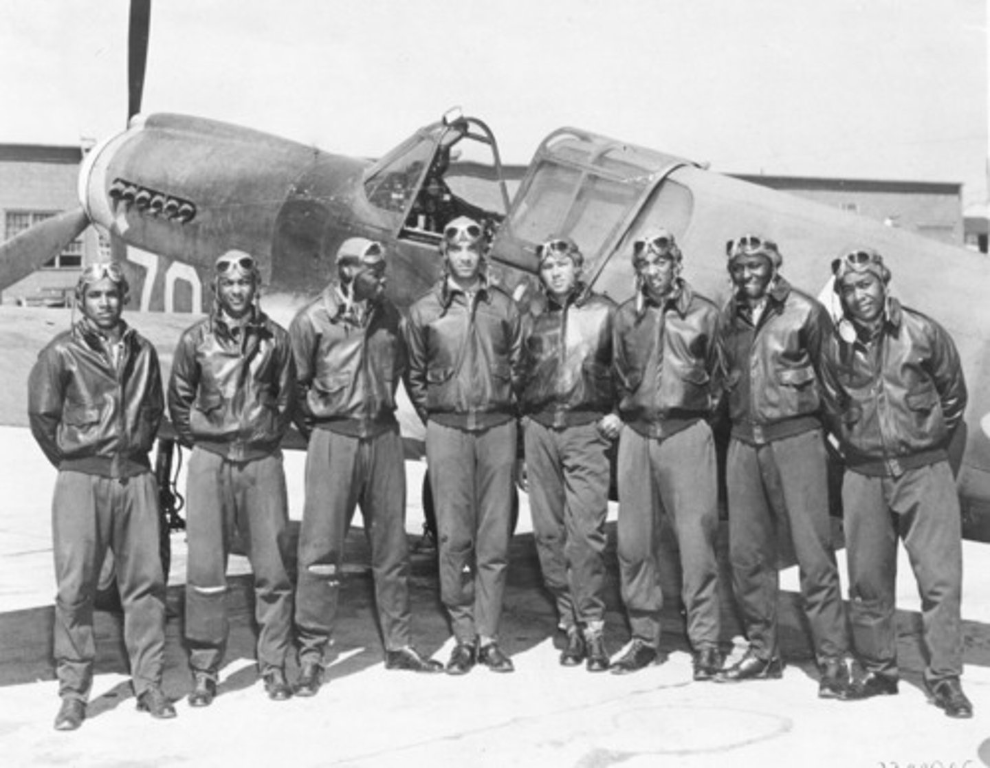 <p>faced discrimination at home and in the armed forces while being expected to fight against prejudice in the war</p><p>Enfrentaron discriminación en su país y en las fuerzas armadas, mientras se esperaba que lucharan contra los prejuicios en la guerra.</p>