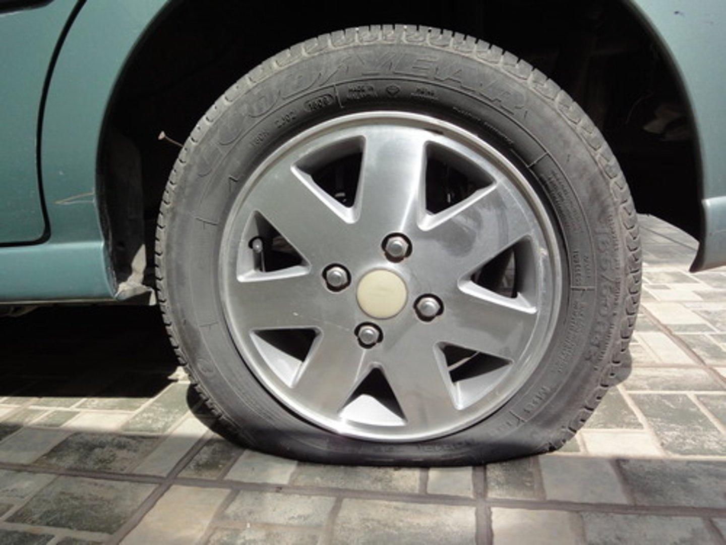 <p>flat tire</p>