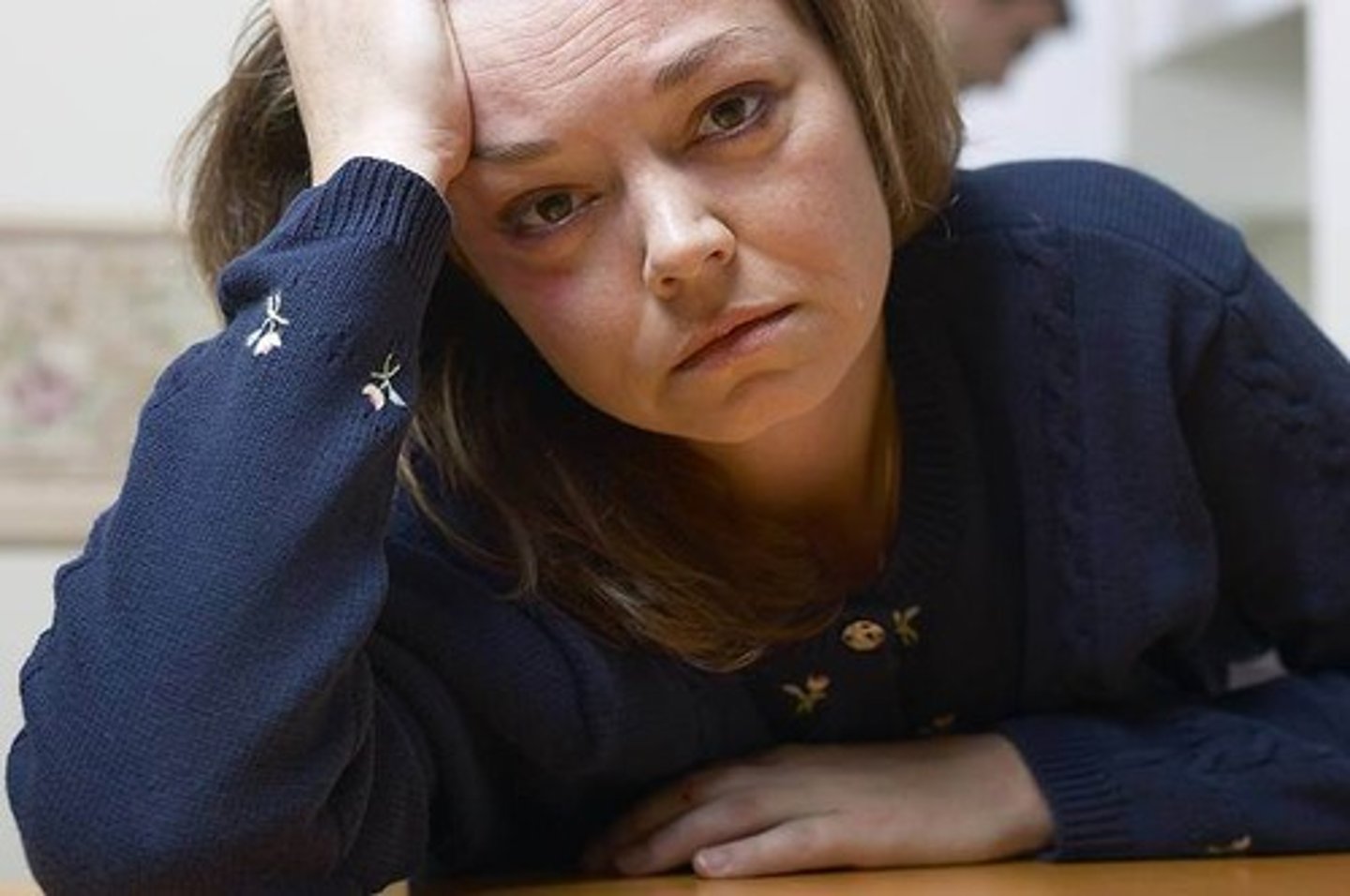 <p>deprimiert (sein); bedrückt (sein) (Lucía ist bedrückt, weil sie nicht auf die Party gehen kann.)</p>