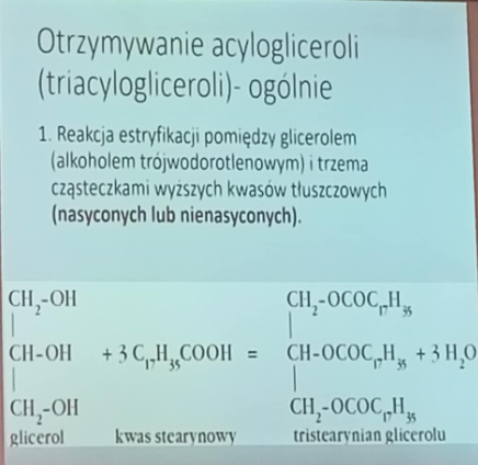 <p>poprzez reakcje estryfikacji między glicerolem (alkoholem trójwodorotlenowym) i trzema cząsteczkami wyższych kwasów tłuszczowych nasyconych lub nie</p><p></p><p>glicerol+kwas stearynowy→ tristerynian glicerolu</p>