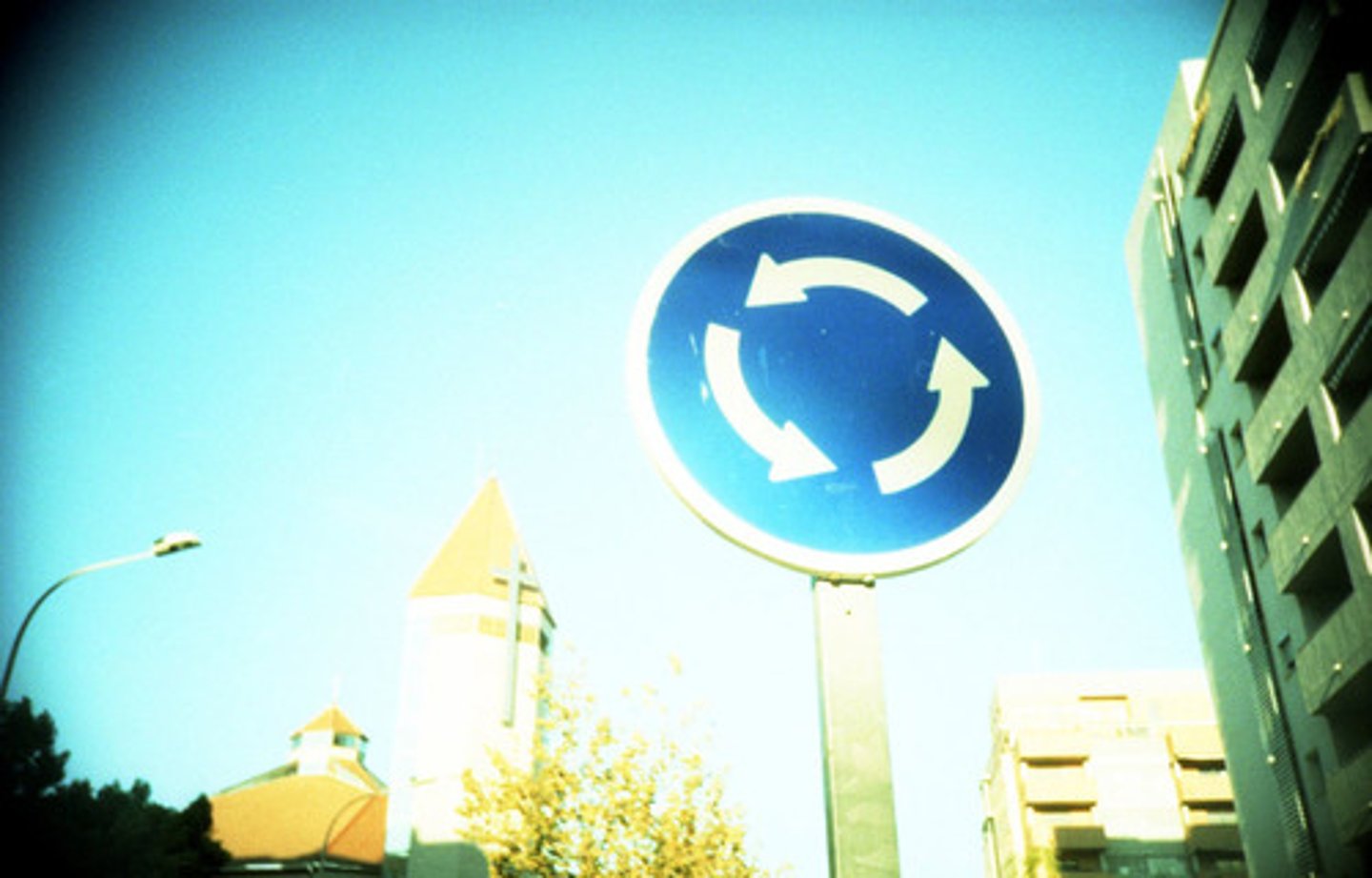 <p>rings um, um ... herum um die Mauern (herum)</p>