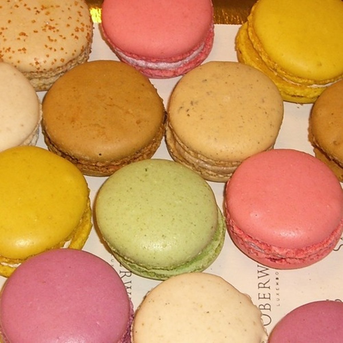 <p>phrase /ə vəˈraɪəti ɒv/ nhiều loại khác nhau a range of, different kinds of The store offers a variety of fresh fruits.</p>