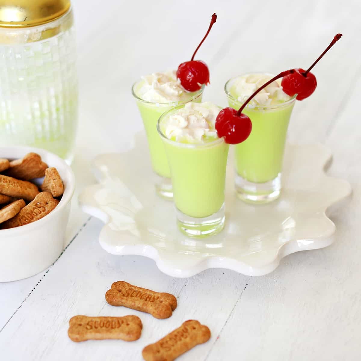 <p>shooter, 0.5 oz coconut rum, 0.5 oz melon liqueur, 0.25 oz pineapple juice, 0.25 oz heavy cream</p>