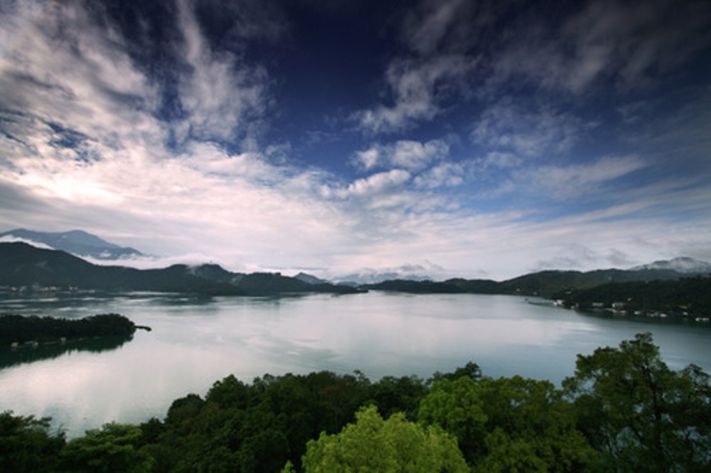 <p>un lac</p>