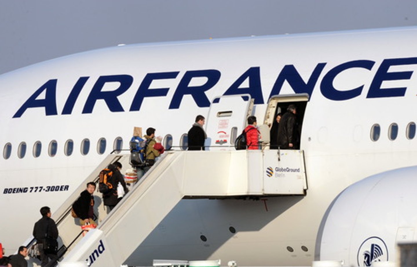 <p>to board/to get on</p>