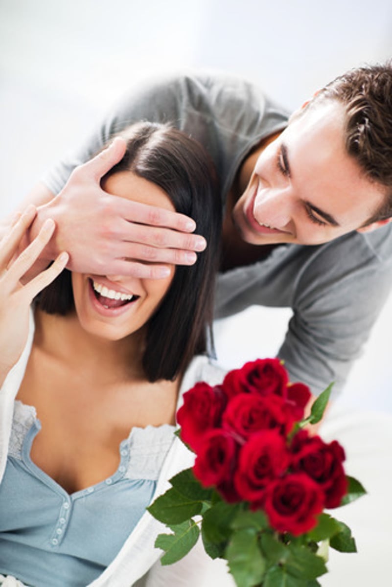 <p>/ˈwɜːl.wɪnd rəʊˈmæns/</p><p>(idiom): một cuộc tình quá nhanh, bất ngờ và</p><p>vội vã</p><p>Ex: They had a whirlwind romance and got married in 3 months.</p>