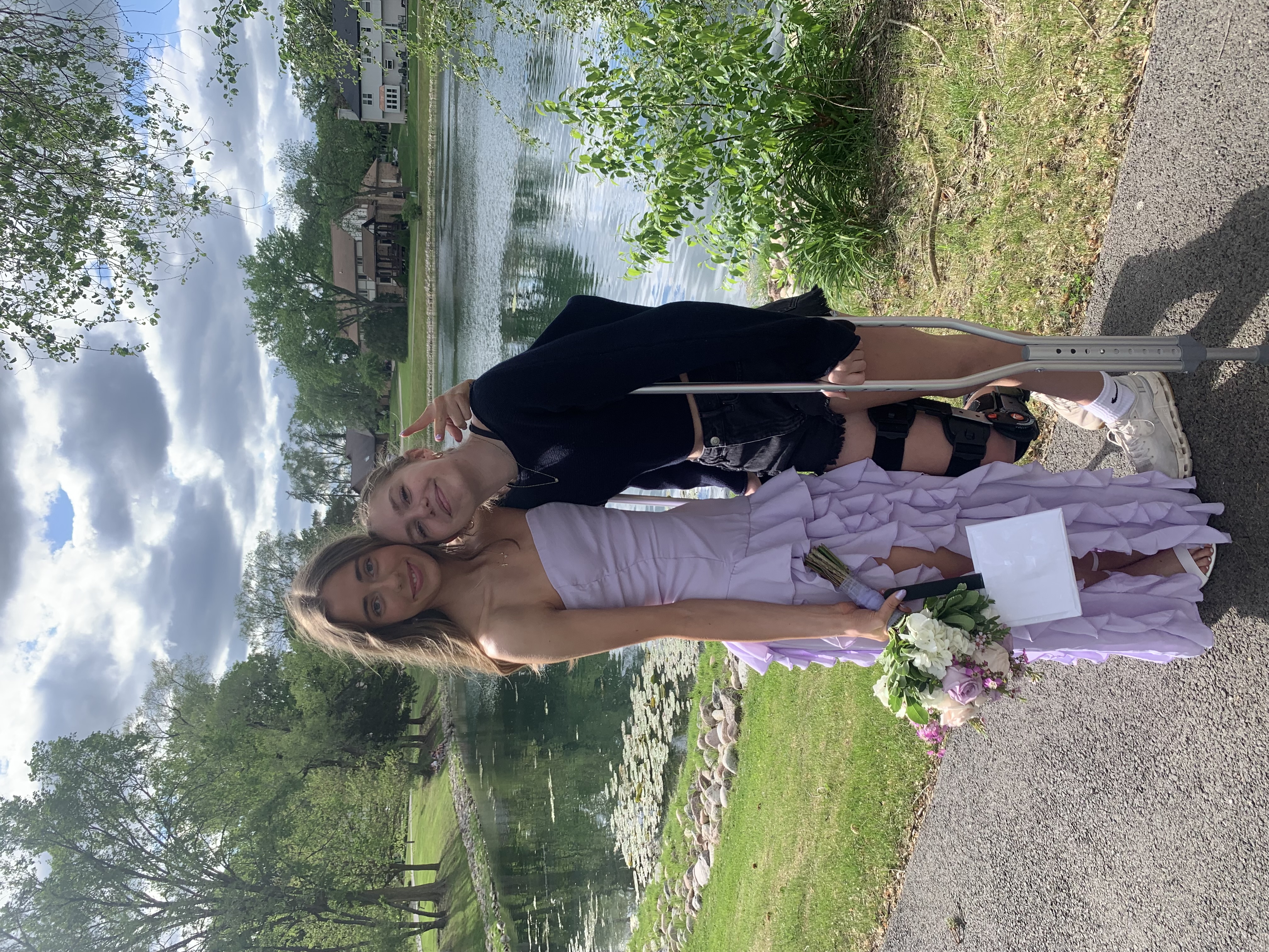 <p>inquiet / inquiète</p><p><span style="background-color: oklch(0.9902 0.004 106.470001); color: oklch(0.3039 0.04 213.679993 / 0.75);"><span>Ma sœur est inquiète pour moi.</span></span></p>