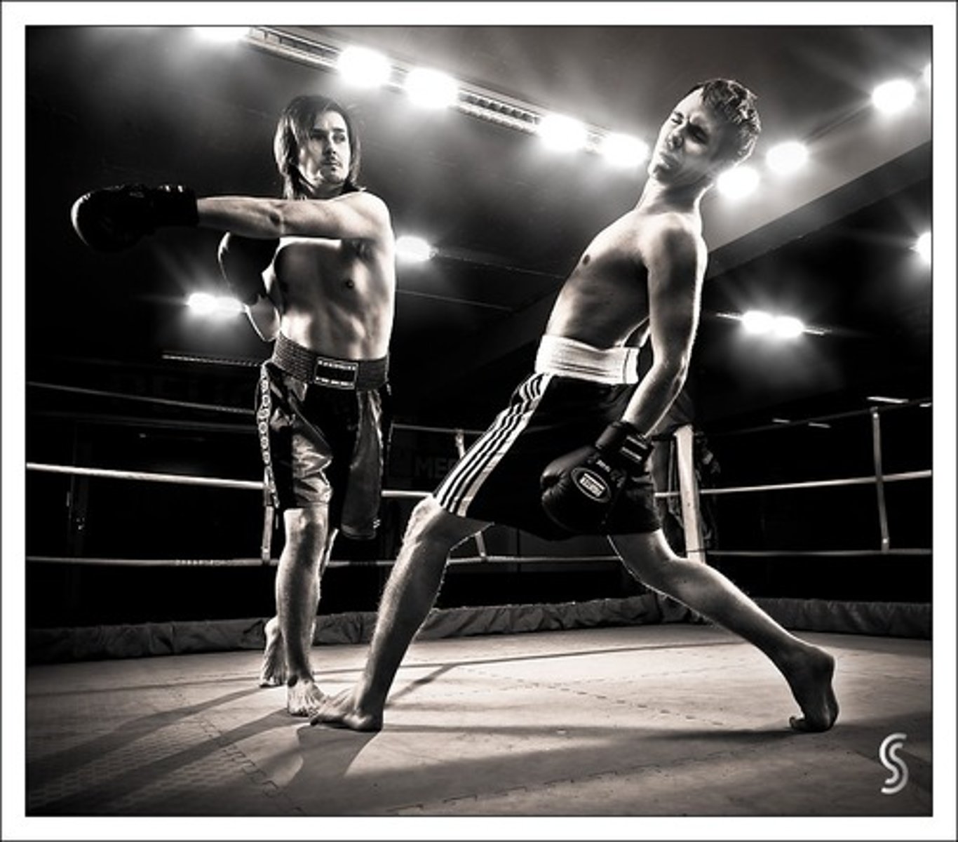 <p>to hit someone so that they become unconscious</p><p>eg: His opponent knocked him out with one punch.</p>